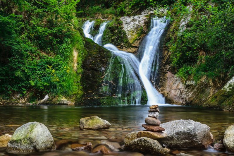 Die Allerheiligen Wasserfälle locken seit jeher Touristen in den Schwarzwald. Foto zeigt Blick auf den schönsten Teil der Wasserfälle plus einen kleinen See.