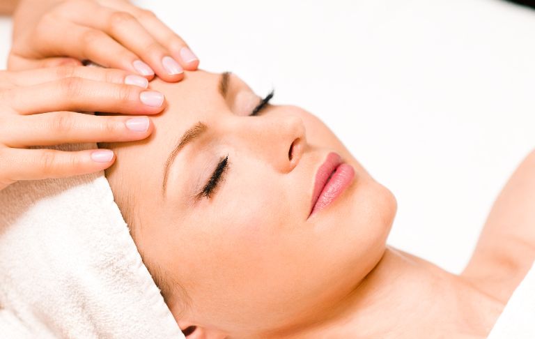 Massage der oberen Stirnpartie. Wohltuende, kreisende Bewegungen führen zu tiefer Entspannung.