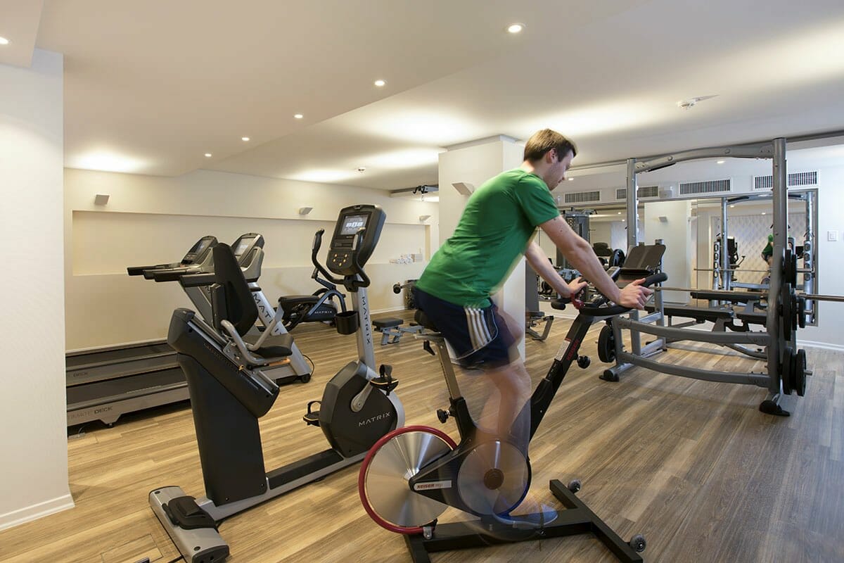 Fitness-Workouts im hausinternen Fitnessstudio. Trainiert wird an modernsten Geräten, z.B. Spinning.