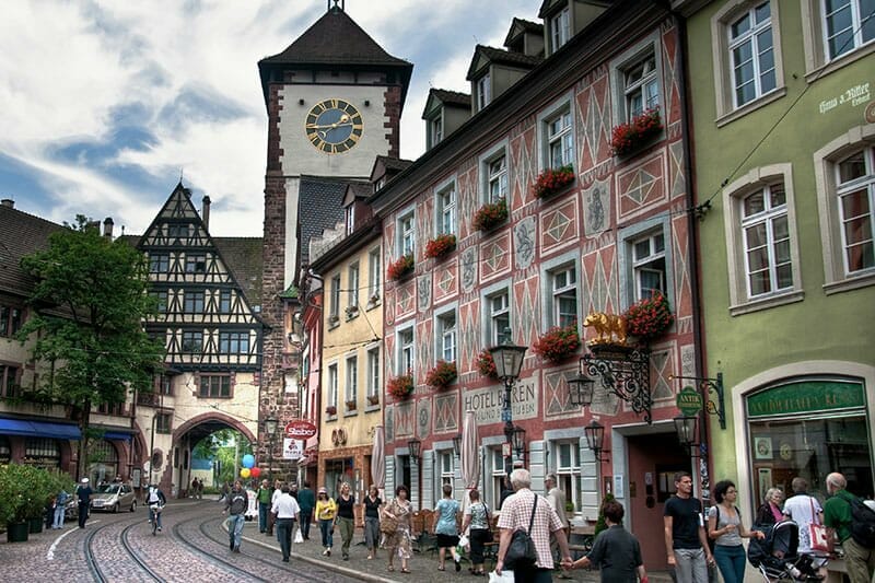 Freiburg im Breisgau. Das Foto zeigt eines der Wahrzeichen der Stadt – das mittelalterliche Stadttor.