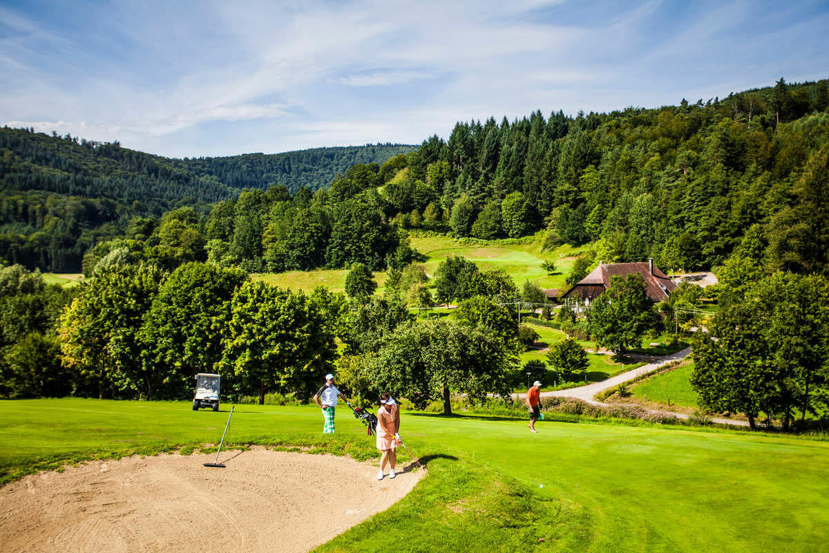 Das Foto zeigt das Grün im Golfclub Ortenau.