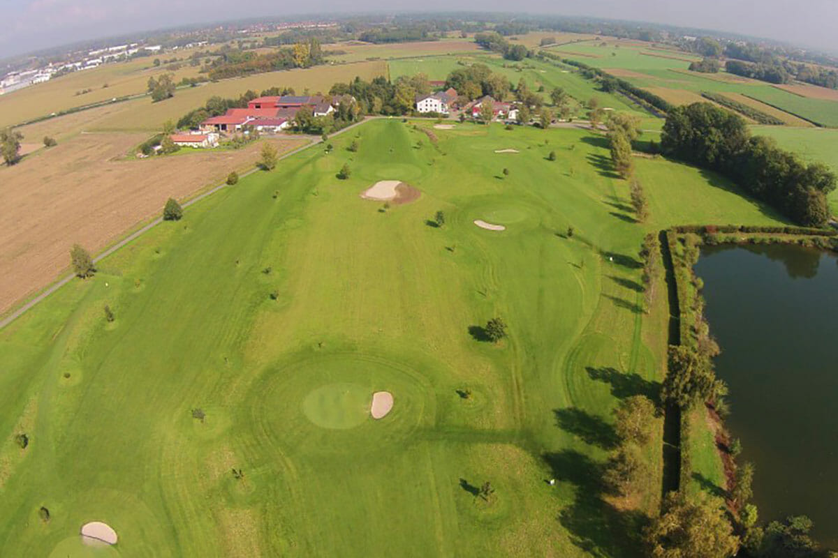 Das Foto zeigt das Grün im Golfclub Birkenhof.