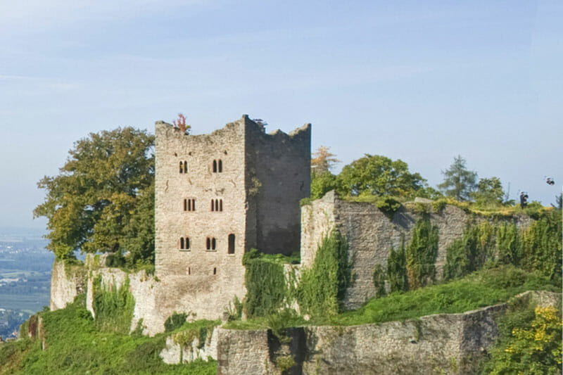 Das Foto zeigt die gut erhaltene Ruine Schauenburg, oberhalb von Oberkirch, der Nachbargemeinde von Lautenbach, gelegen.