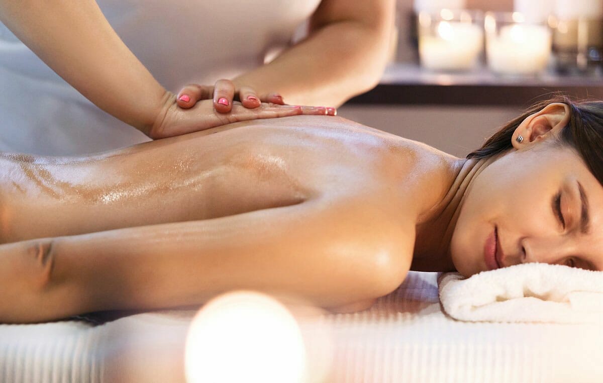 Entspannen wird im Sonnenhof großgeschrieben. Foto zeigt Gast bei einer wohltuenden Massage auf einer Massageliege.