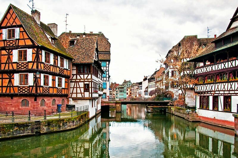 Straßburg im Elsass. Das Foto zeigt den malerischen Stadtteil Petit France mit seinen Kanälen und Fachwerkhäusern.