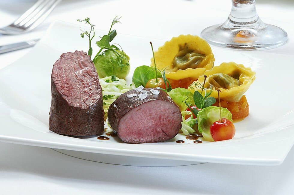 Foto zeigt ein Gericht im Restaurant Sonne. Tortellini mit Rindfleischfilet und Gemüse.